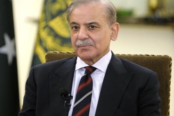 پاکستان میں خواتین آبادی کا نصف حصہ ہیں مگر شرح خواندگی صرف 49 فیصد ہے، وزیرِ اعظم